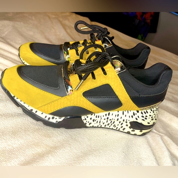 Steven Madden Cliffhanger shoes. Gold metallic leopard print. Used once - Picture 2 of 11